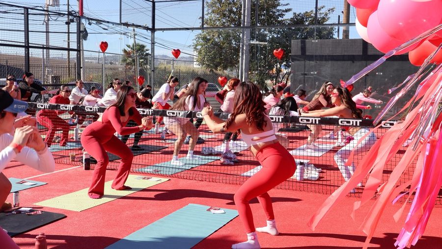 Alumnas entrenando en un evento al aire libre