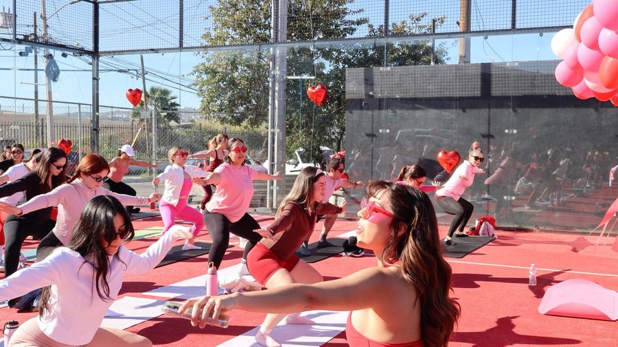 Clase de pilates al aire libre en un evento