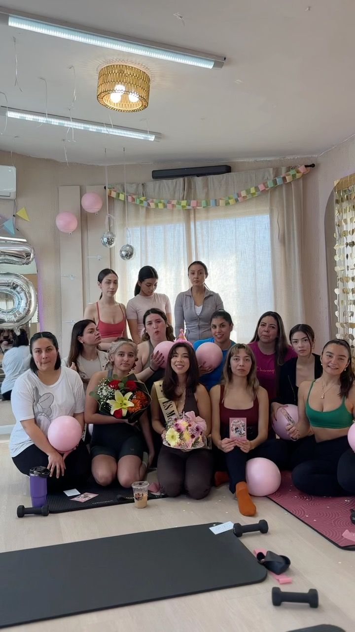 Grupo de alumnas después de una clase en el estudio