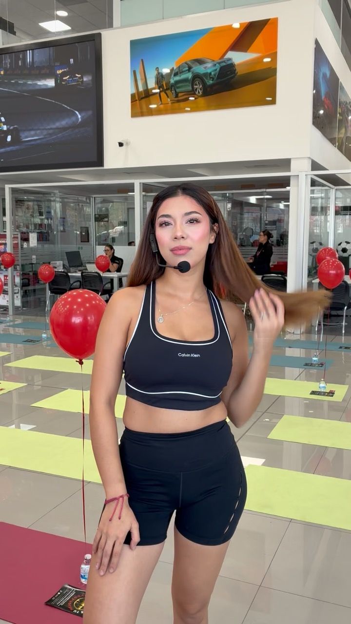 Leslie dando una clase con micrófono